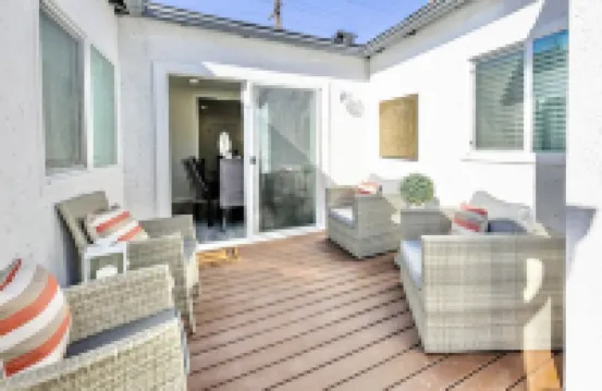 Modern clean relaxing gateway! Close to all LA fun!