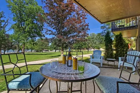 Charming getaway with panoramic lake views. 5 minutes from downtown Lake Geneva.