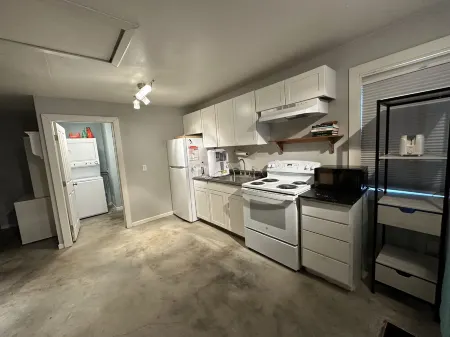 Cozy studio cottage in enchanting Lake Charles with AC, WiFi. Отели в г. Приен