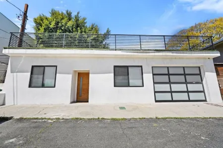 New Modern 2BR/1Bath Guest House, Pet Friendly near Penmar Golf Course!