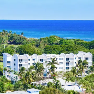 Modern 2BR/2BA with Balcony- Directly Across from the Beach