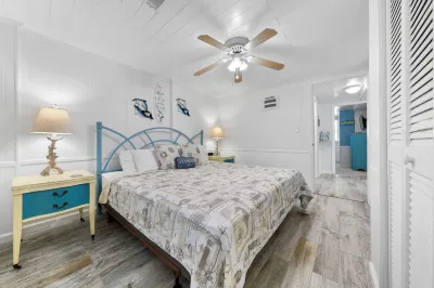 The Iron Seahorse Orlop | Steps to the Beach Access! Hotels in North Topsail Beach