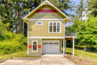Lovely house with river & mountain views, deck, grill, washer/dryer & wood stove Hotels near The River House Art Gallery and Studio III