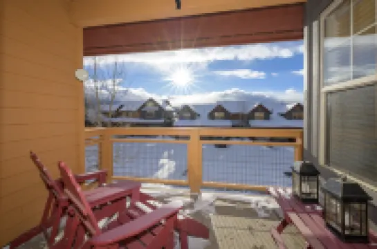 Cozy Living Space and Stunning Mountain Views - Inviting Retreat