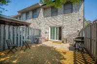Charming Townhouse with Outdoor Patio - Delightful Coastal Retreat