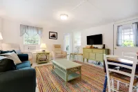 Dock, Kayaks and Stunning Views - Charming Lakeside Escape Hotel a Limerick