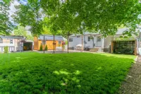 Charming Retreat with Fire Pit and Mini Gym - Inviting Getaway Hotels in Dalton Gardens