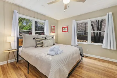 Close to University and Cozy Outdoor Patios - Charming Haven Hotels near Square Gardens