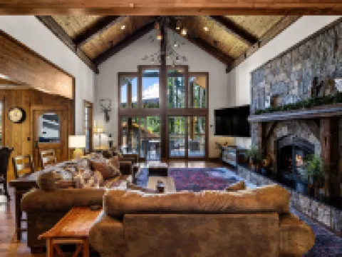 Mountain Lodge with Private Hot Tub and Gourmet Kitchen - Stunning Retreat Hotels in Government Camp