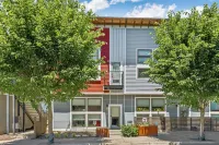 Modern Comfort and Prime Location Amenities - Chic Stylish Retreat Hôtels à : Fayetteville