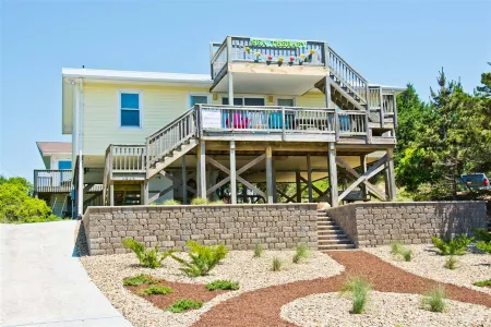 Ocean View Retreat - Outdoor shower, Grill, Deck, Internet Отели в г. Эмералд Айл