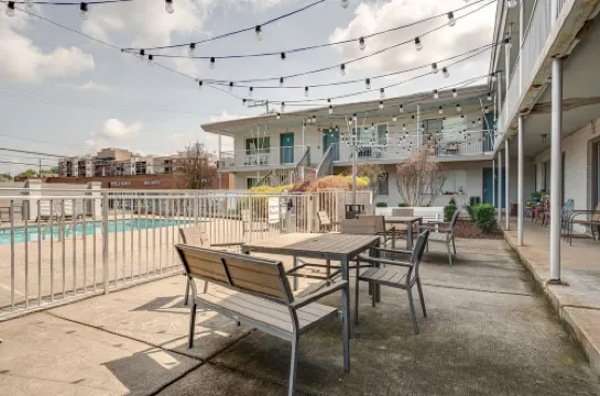 Pool, Free Parking and Close to Downtown - Cozy Urban Retreat