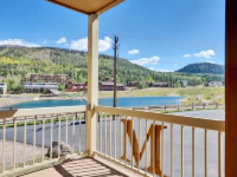 Ski Access and Mountain Biking Trails - Charming Cozy Retreat