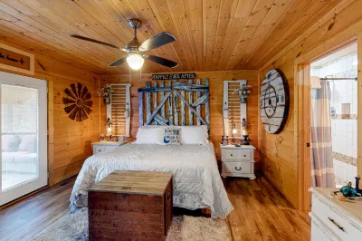Huge mountain cabin with deck, fireplaces, hot tub,  WiFi, and view - dogs OK