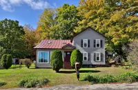 Expansive Backyard and Gourmet Kitchen - Charming Rustic Oasis Hotels in Castleton