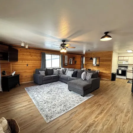 Cozy 1-bedroom apartment unit C, sleeps 6  across from famous Cody Nite Rodeo!