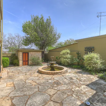 Fountain Suite-Stay Right on Historic Main Street in the Heart of Fredericksburg