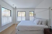 Scenic Deck and Hot Tub - Stunning Modern Mountain Retreat Hotels in Middletown