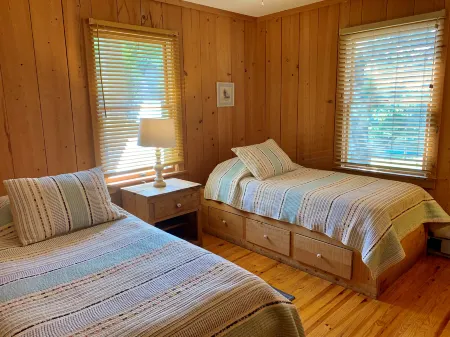 Marsh Views and Generous Decks - Charming Coastal Cottage Отели в г. Окракок