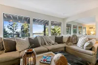 Heavenly lakeview home with hot tub and large kitchen Luxe42 제퍼 코브 호텔