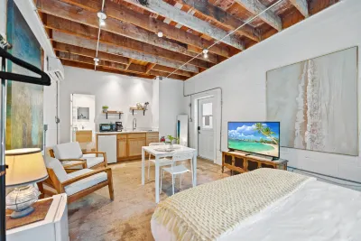 Fully-Equipped Kitchen and Smart TV - Charming Historical Oasis Hotels in der Nähe von Universität von Miami