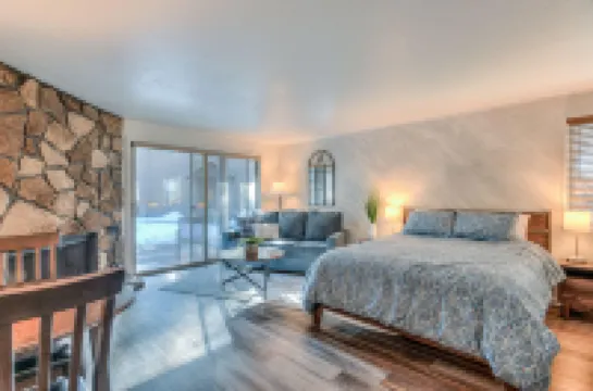 Charming Studio with Fireplace and Kitchenette - Cozy Retreat