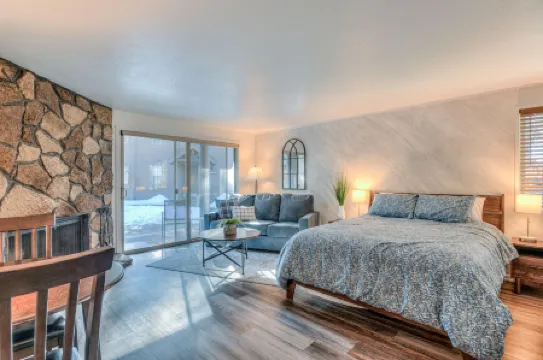 Charming Studio with Fireplace and Kitchenette - Cozy Retreat