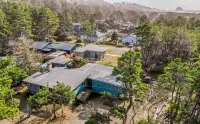 Charming Game Room and Hot Tub - Cozy Retro Retreat Hotels near Nestucca Bay National Wildlife Refuge