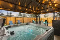 Charming Urban Retreat - WiFi, Restaurants, Local Shops