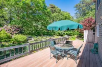 Stunning Outdoor Space and Relaxing Den - Charming Coastal Haven 차탐 호텔