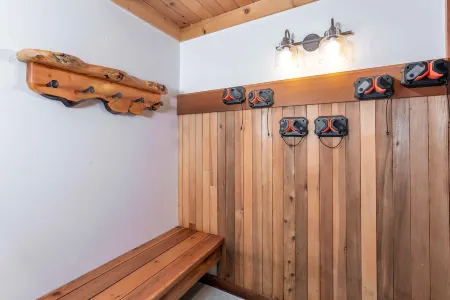 Charming Cabin with Cozy Fireplaces and Outdoor Grill - Delightful Retreat