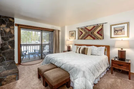 Charming Cabin with Cozy Fireplaces and Outdoor Grill - Delightful Retreat