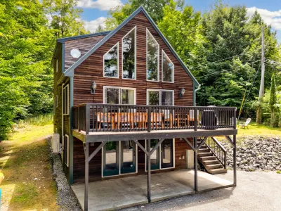 Waterfront Access with Kayaks and Firepit - Serene Spacious Retreat 리틀 세바고 호 주변 호텔