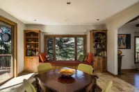 Stunning mountainside home with hot tub, fireplace & washer/dryer - dogs welcome Hotels in Eagle-Vail