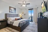 Spacious Living and Panoramic Channel Views - Stunning Lakeside Haven Hotel a Osage Beach