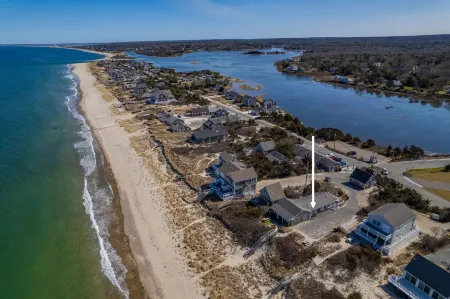 Ocean View and Steps to Beach - Charming Coastal Retreat Отели в г. Сандуич