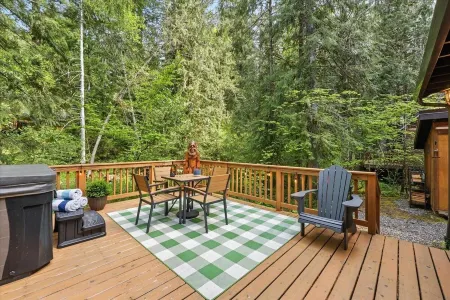 Cozy Cabin with Private Hot Tub - Trails and Sandy River Nearby - Sleeps 7