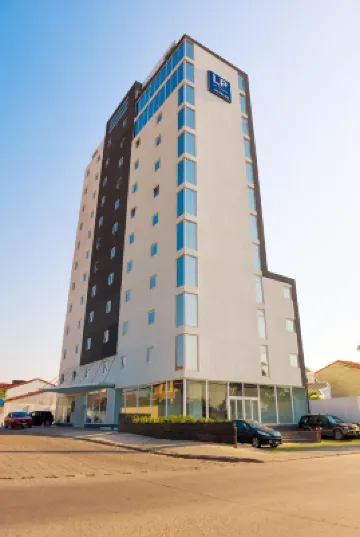 هوتل إل بي إكويبترول فنادق في 