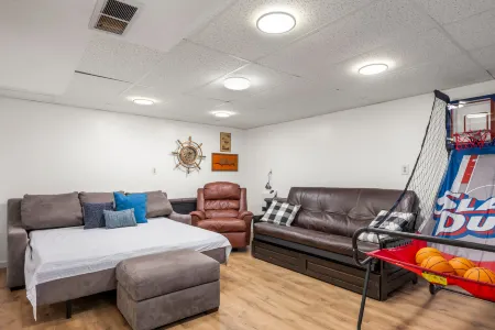 Ideal for Families with Spacious Living Area - Charming Cozy Retreat