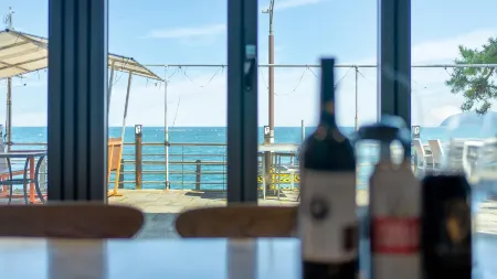 Geoje Break Time Pension Отели рядом с достопримечательностью «Hakdong Mongdol Beach»