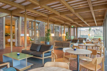 West Court - Cambridge - Campus Accommodation Отели рядом с достопримечательностью «The Corpus Clock»