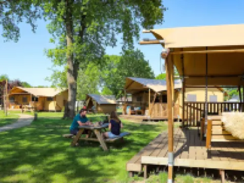 Tent Lodge with Sanitary Facilities at the Bedafse Bergen - Campsite Hoteles en Uden