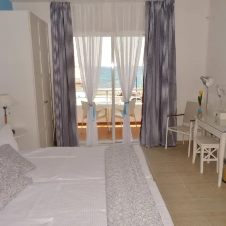Seafront Studios and Apartments
