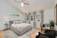 Old Town Oasis - Spacious Artisan Home in Old Town Hotels in 