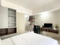 Modern Look Studio Room at LRT City Jatibening Apartment - parcheggio