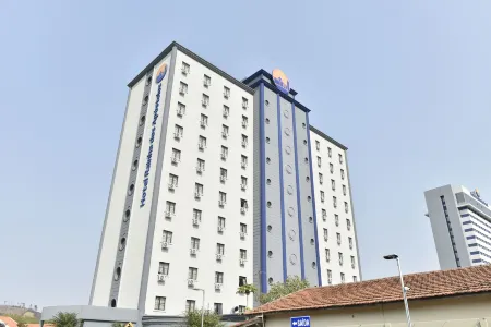 Hotel Rainha Dos Apóstolos Отели рядом с достопримечательностью «Matriz Basilica Nossa Senhora Aparecida»