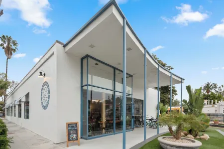 ITH Santa Barbara Beach Hostel