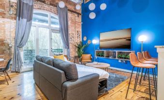 100 Year-Old Historic Brick 2Br Loft & Large Patio & Hammocks & High Ceiling