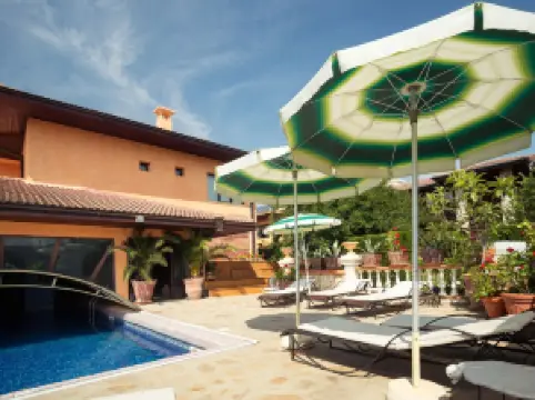 Villa Dallas Residence