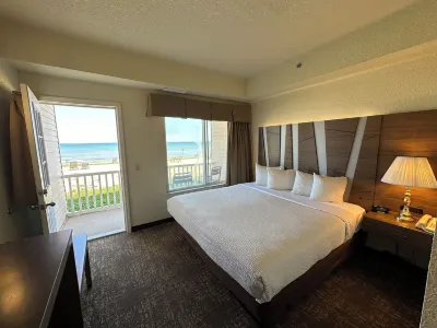 Mackinaw Beach and Bay Inn & Suites